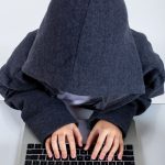 reclamar-banco-ciberestafa-phishing-ciberdelincuente-ordenador-informatica