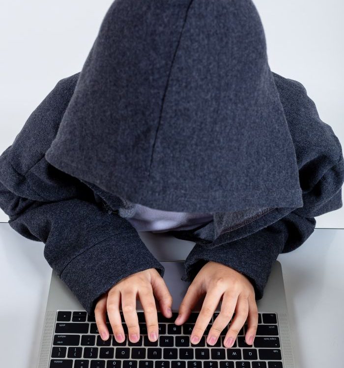 reclamar-banco-ciberestafa-phishing-ciberdelincuente-ordenador-informatica