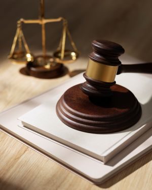 mazo de juez antes de dictar sentencia en juicio verbal