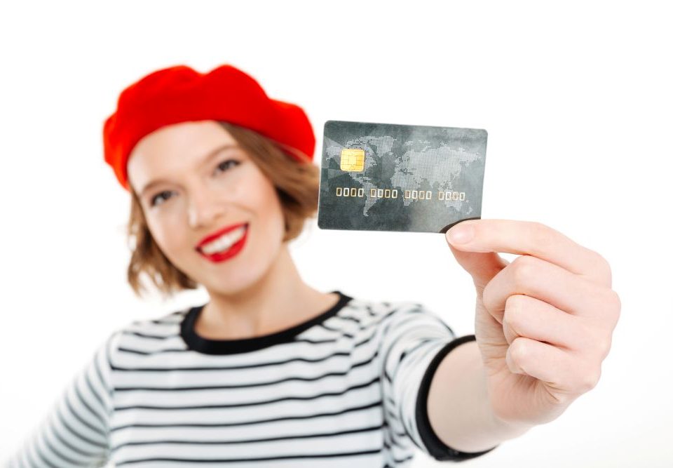 mujer-sonriente-porque-ha-conseguido-la-nulidad-de-su-terjaeta-revolving-en-los-tribunales-de-zaragoza-y-le-devuelven-dinero