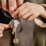 consorcio foral aragones entrega de las llaves de una vivienda familiar