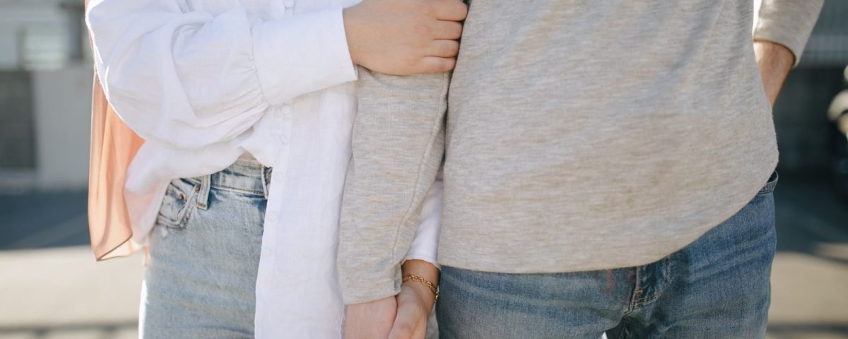 Pareja de hecho caminando juntos