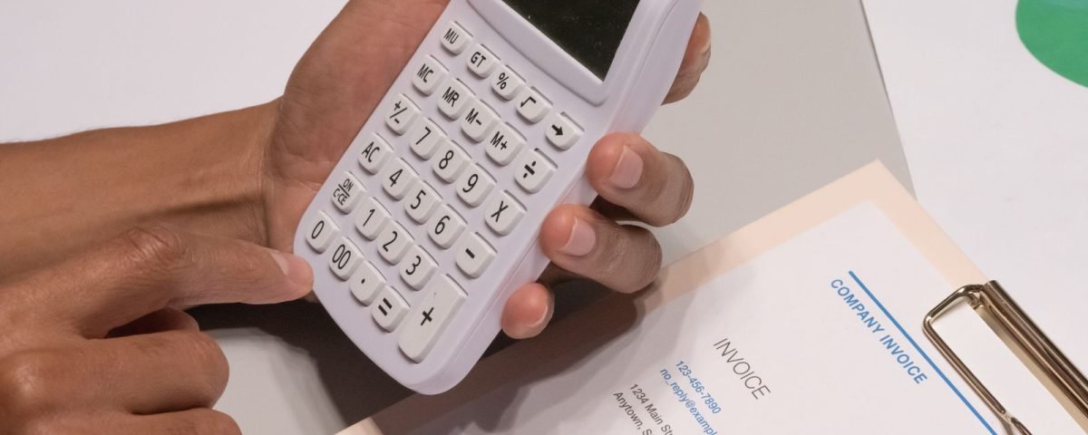 Cálculo de una factura impagada con calculadora